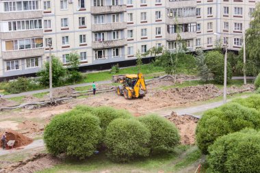 Traktör siperde kumla uyur..