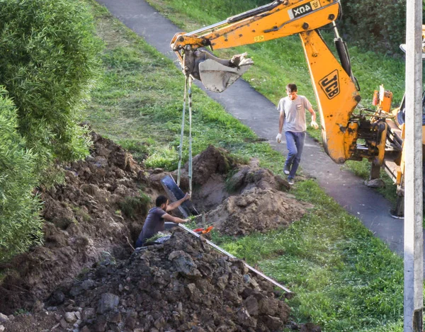 Trabajadores instalan un pozo . — Foto de Stock