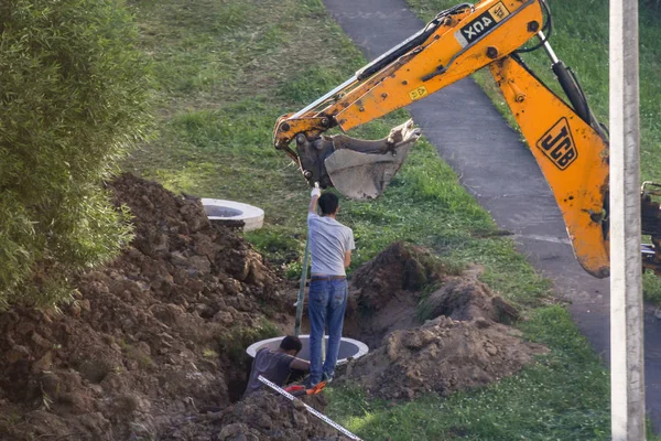 एक ट्रैक्टर बाल्टी के साथ छल्ले स्थापित करना . — स्टॉक फ़ोटो, इमेज