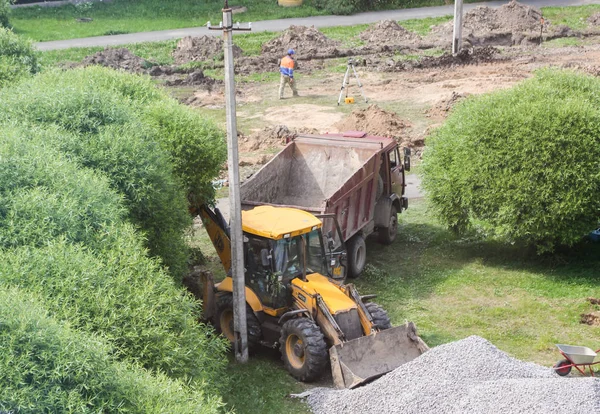 Maquinaria de construcción entre los árboles . — Foto de Stock