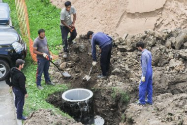 İşçiler bir kuyugömer..