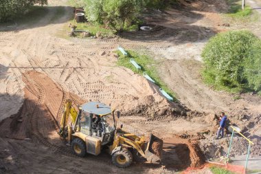 Kova kum ile Ekskavatör.