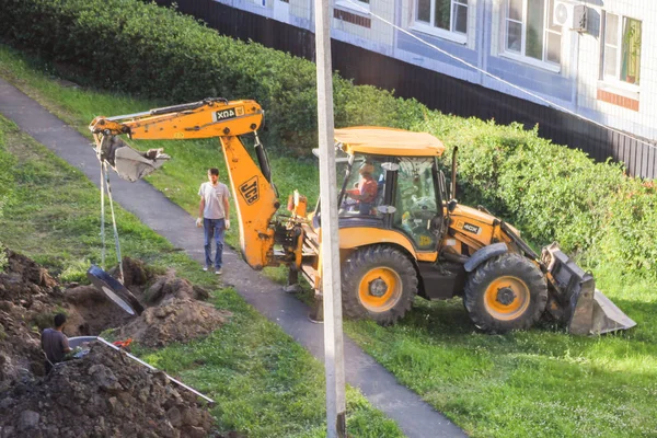 Installation d'éléments de puits de drainage par un tracteur . — Photo