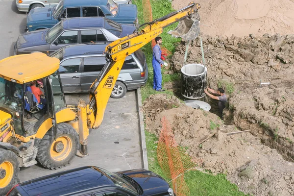 Trabajadores instalan un pozo . — Foto de Stock