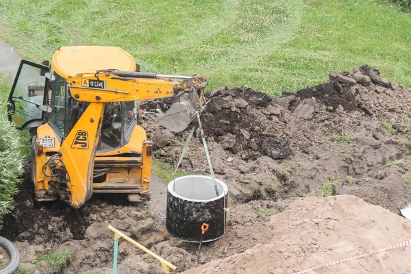 Instalación de un anillo de hormigón . — Foto de Stock