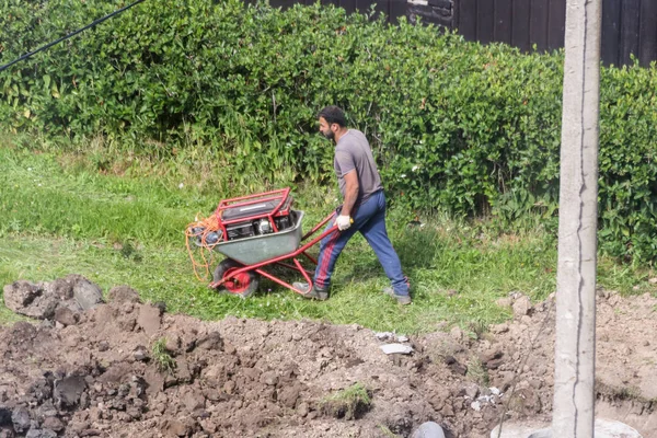 Travailler avec un générateur dans une brouette . — Photo