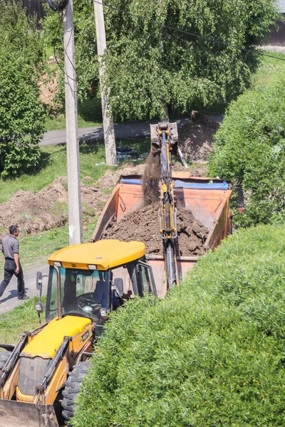 Carga de tierra en un camión volquete . — Foto de Stock