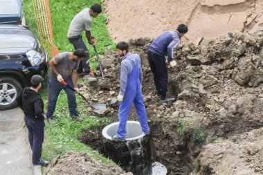 İşçiler beton kuyusu gömmüş.
