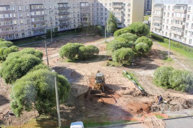 Bahçede kum traktör.