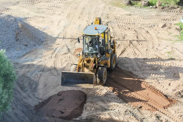 Traktor auf der Sandfläche. — Stockfoto