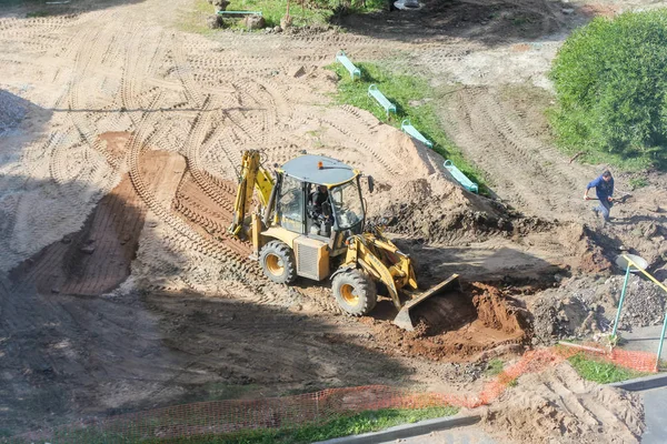 Un cubo de excavadora planea lijar el sitio . —  Fotos de Stock