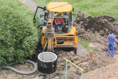 Kesimleri üzerinde asılı beton yüzük.