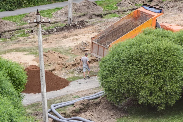 Camión volquete descargó la arena . — Foto de Stock