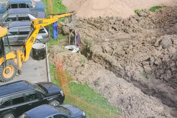 Installation d'anneaux de puits dans la tranchée . — Photo