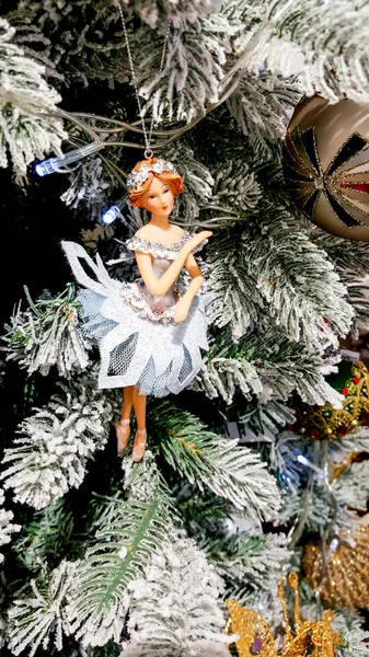 Ángel de juguete en el árbol de Navidad . — Foto de Stock