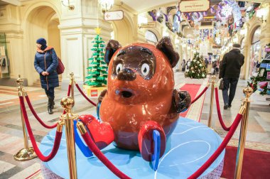 Winnie the Pooh mağazanın içinde.