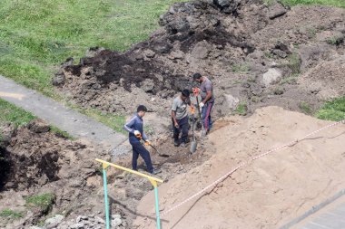 Kürekli işçiler siper kazıyor.