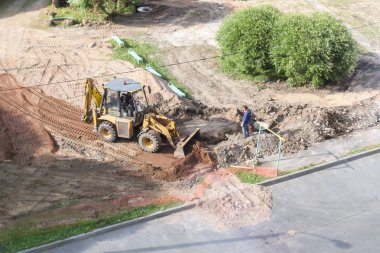 Ekskavatör kovadaki kumları alır.