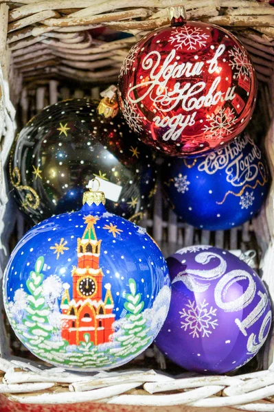 Christbaumschmuck im Korb. — Stockfoto