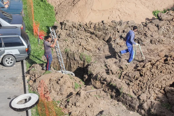 El trabajo baja la escalera en el pozo . — Foto de Stock