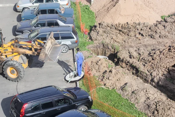 Trabajos de construcción entre automóviles . — Foto de Stock