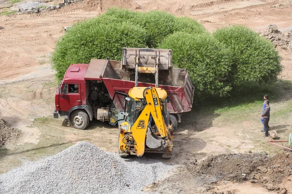 Cargando un camión con una excavadora . — Foto de Stock