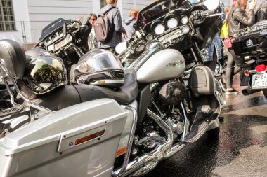 Büyük bir motosiklet üzerinde Kask.