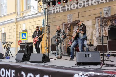 Rock müzisyenleri Sahne Alanı'nda.