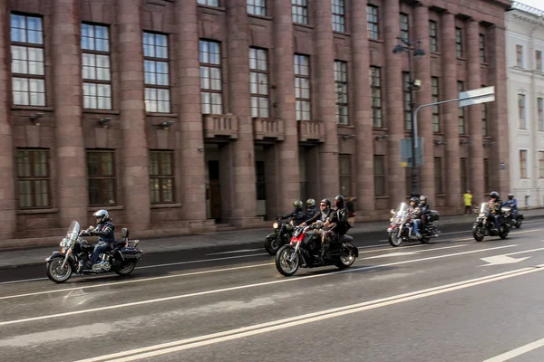 Grupo de motociclistas en movimiento . — Foto de Stock