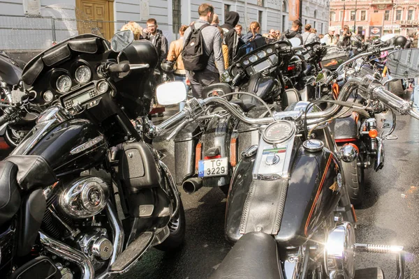 İnsanlar arasında motosiklet.