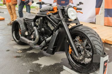 Büyük benzersiz siyah helikopter.