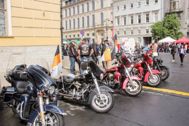 Motosiklet üst üste.