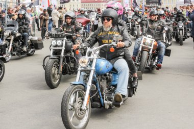 Motosikletbir motosiklet geçit törenine katılanlar.