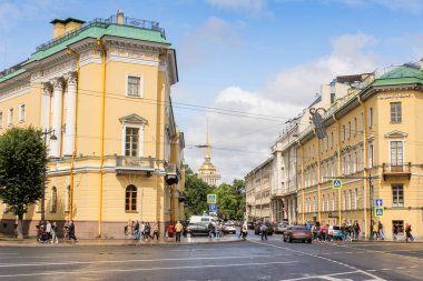 Voznesensky Prospekt sonunda Amirallik Kulesi.