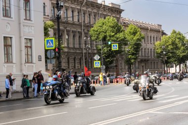 St. Isaac Meydanı'nda bir grup motorcu.