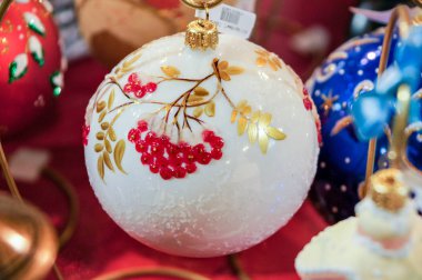 Çilek bir dalı ile Noel topu.