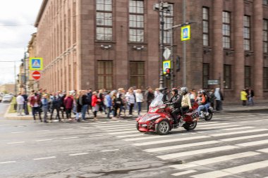 Geçiş bir motosiklet geçit seyirci kalabalığı.