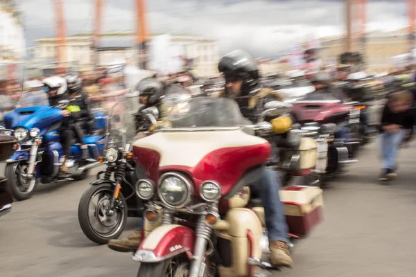 Vervaagde beweging van een Biker kolom. — Stockfoto