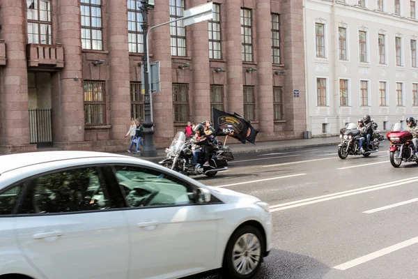 Grupo de motociclistas con banderas . — Foto de Stock