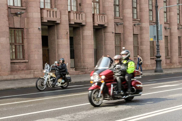 Ett par motorcyklister i hastighet i rörelse. — Stockfoto