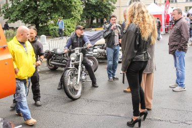 Festivalde bir grup insan.