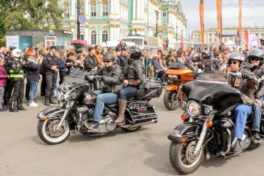 Motosiklet sürücüleri sürüş.