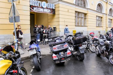 Rossi Club girişinde bir bisikletçi grubu.