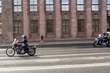 vrouw rijden op een motorfietskadın bir motosiklet sürme.