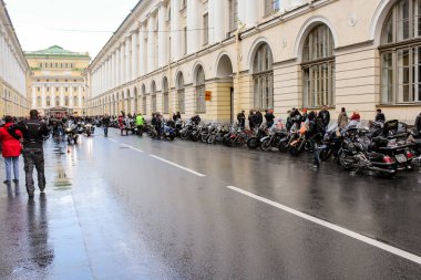 Mimar Rossi sokakta bisikletçiler için Otopark.