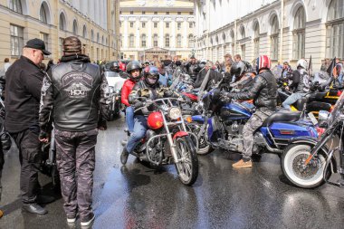 Motosikletli motorcular kalabalığı.