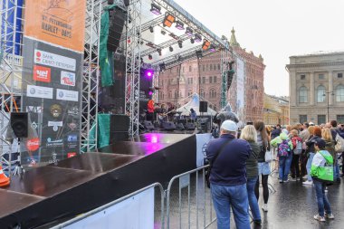 Sahnenin yakınındaki seyirciler.