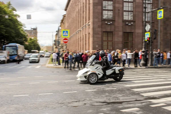 Motociclista en triciclo en movimiento . — Foto de Stock