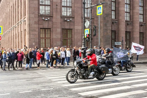 Мотоциклисты с флагами . — стоковое фото