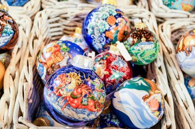 Bir sepet içinde büyük Noel topları.